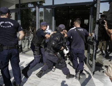Δολοφονία Δώρας Ζέμπερη: Διεκόπη η δίκη - «Θα τον σκοτώσω και πεθαμένος να είμαι», φώναζε ο πατέρας της 32χρονης